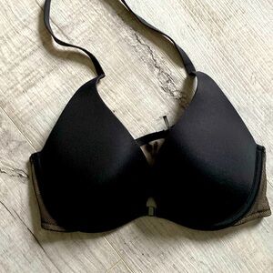 Like new Victoria’s Secret push up plunge bra front closure 34B